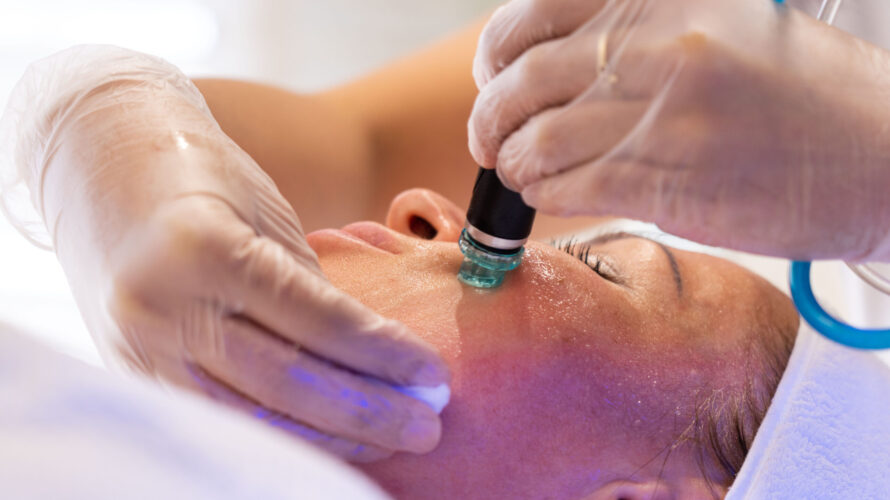 Getting a treatment at Lucia Clinic